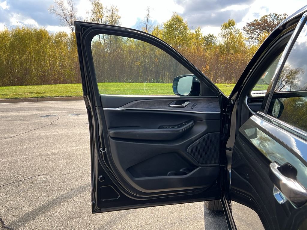 Used 2024 Jeep Grand Cherokee Limited w/ Luxury Tech Group II image 11