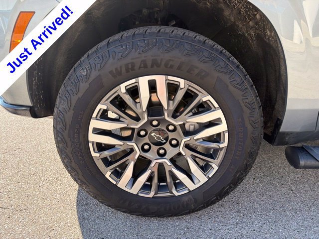 Used 2025 Chevrolet Suburban Z71 AWD/4WD image 12