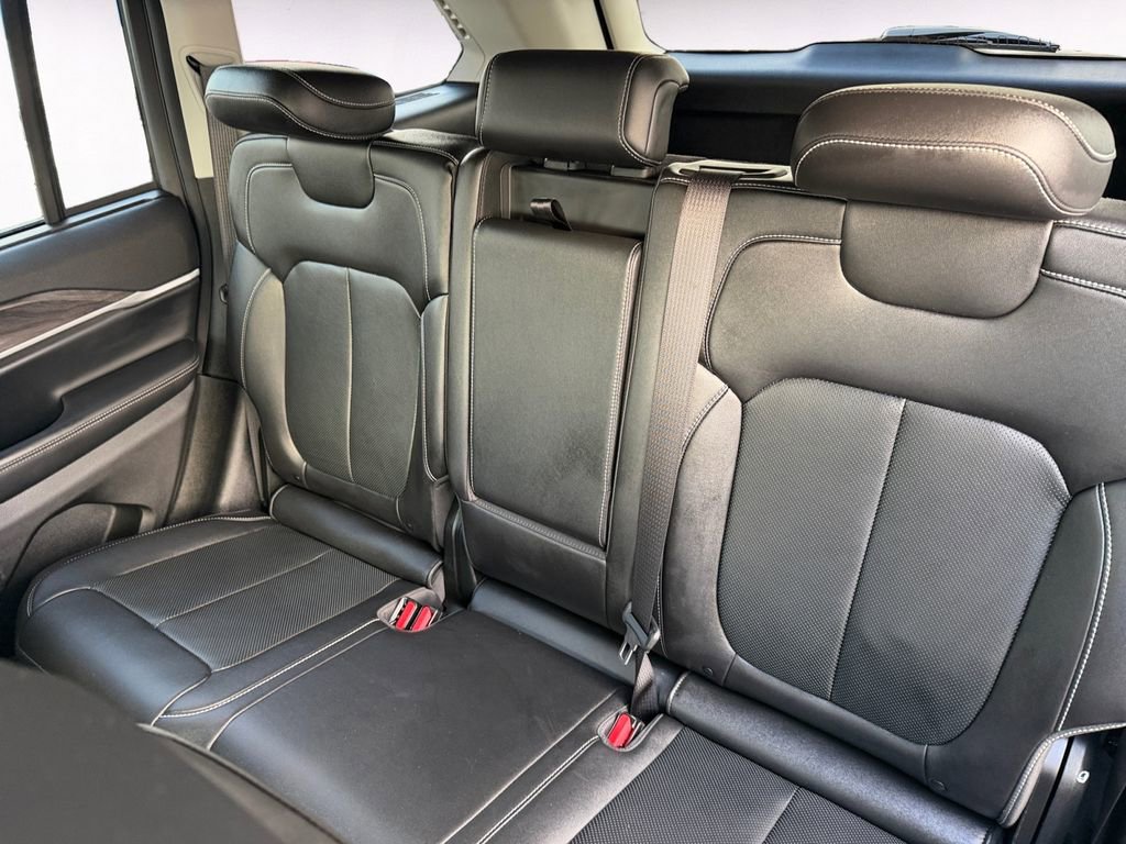 Used 2023 Jeep Grand Cherokee Limited w/ Luxury Tech Group II image 13