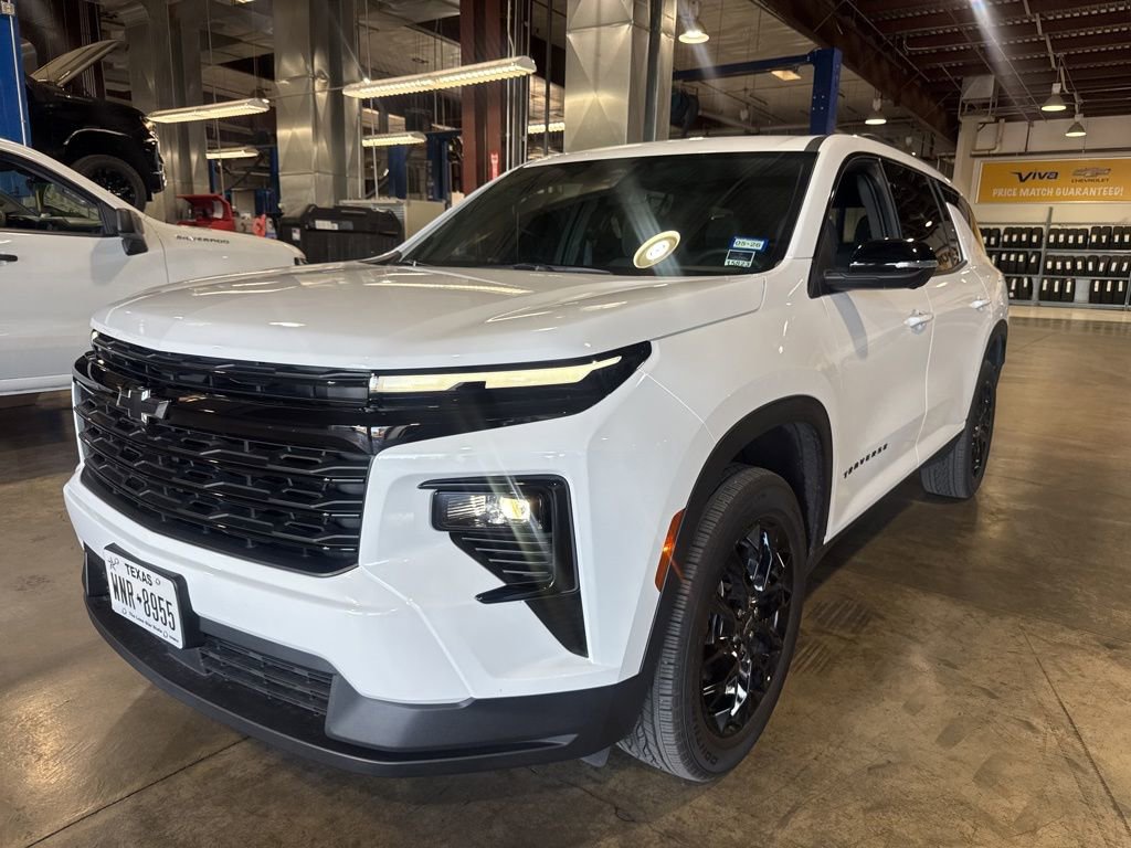 Used 2025 Chevrolet Traverse LT w/ Midnight/Sport Edition image 2