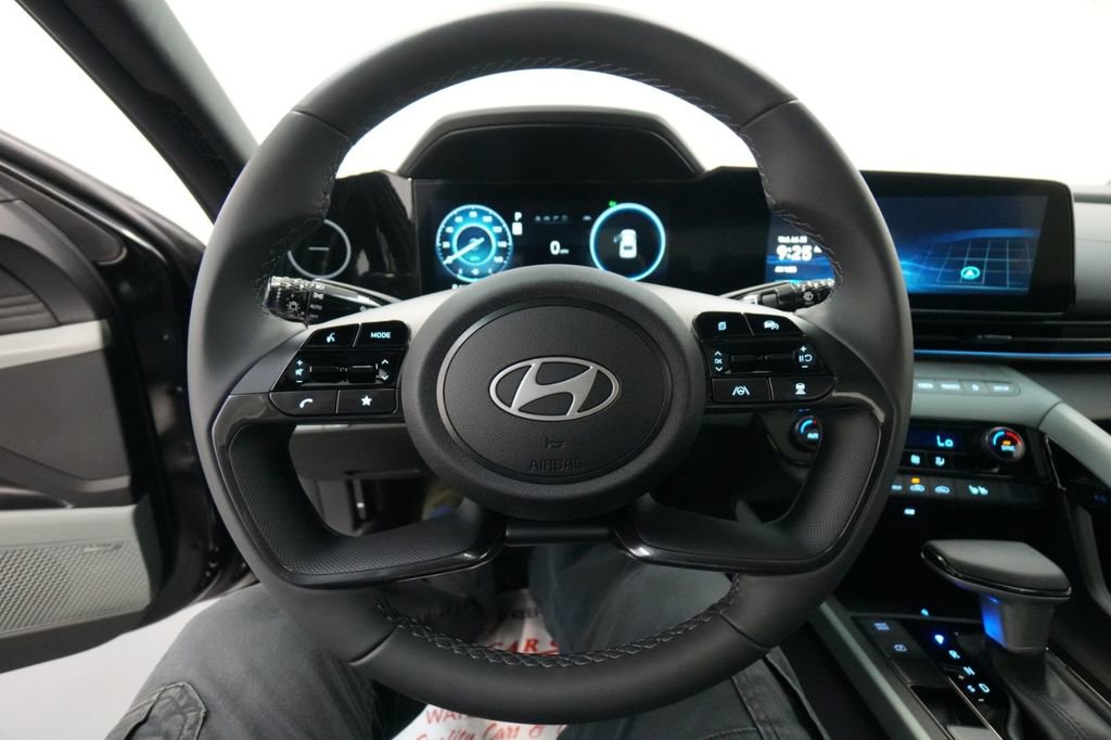 New 2025 Hyundai Elantra Limited image 50