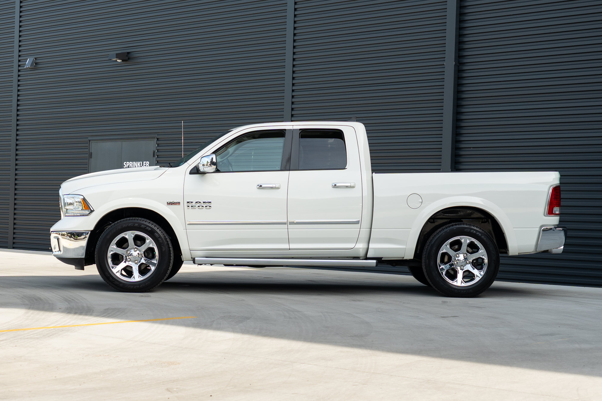 Used 2016 RAM 1500 Laramie w/ Convenience Group AWD/4WD image 3