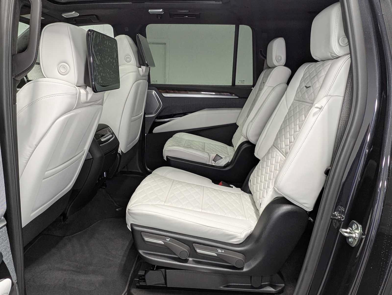 New 2026 Cadillac Escalade ESV Platinum Luxury AWD/4WD image 20