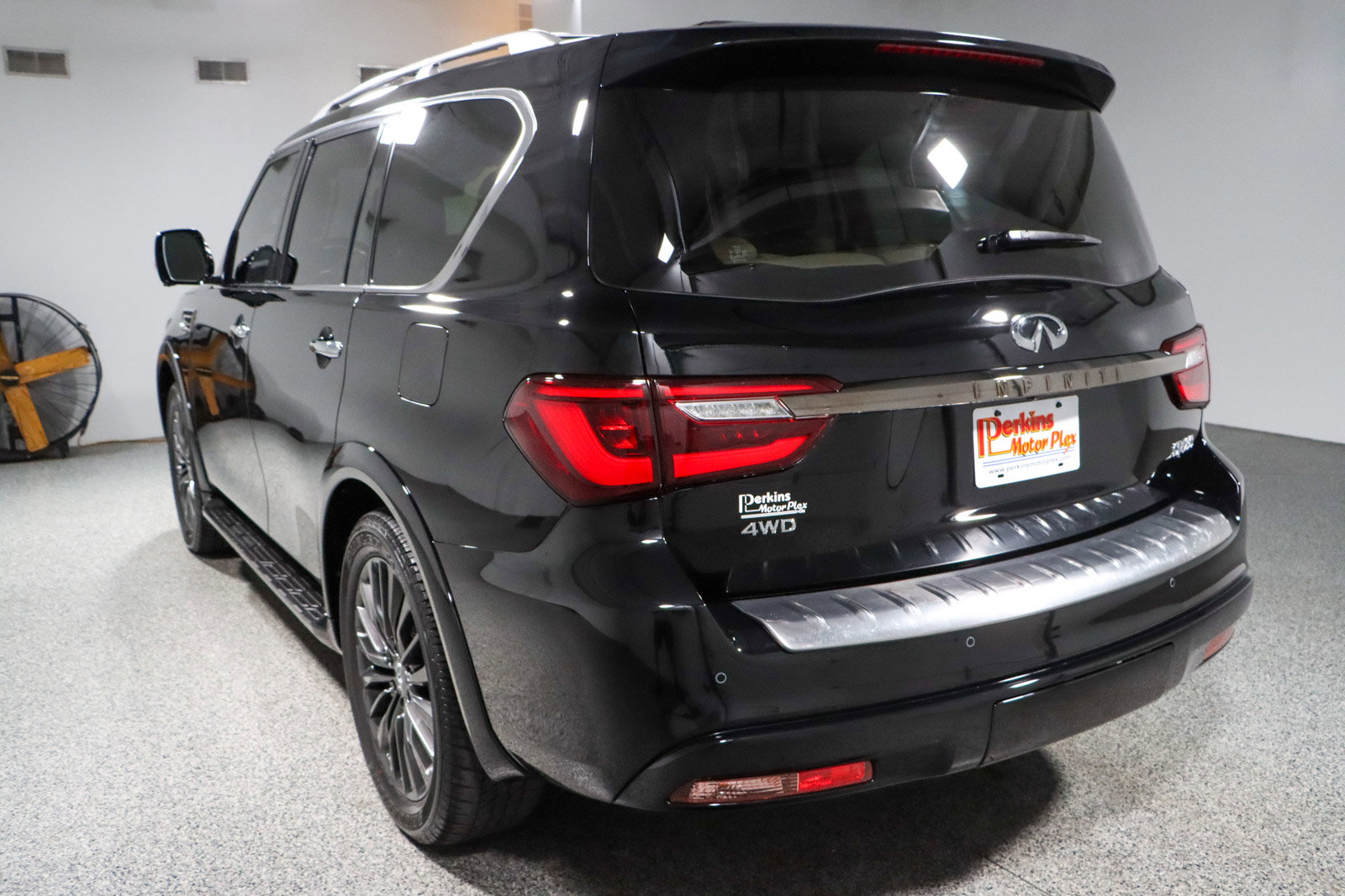 Used 2023 INFINITI QX80 Premium Select w/ Cargo Package image 9