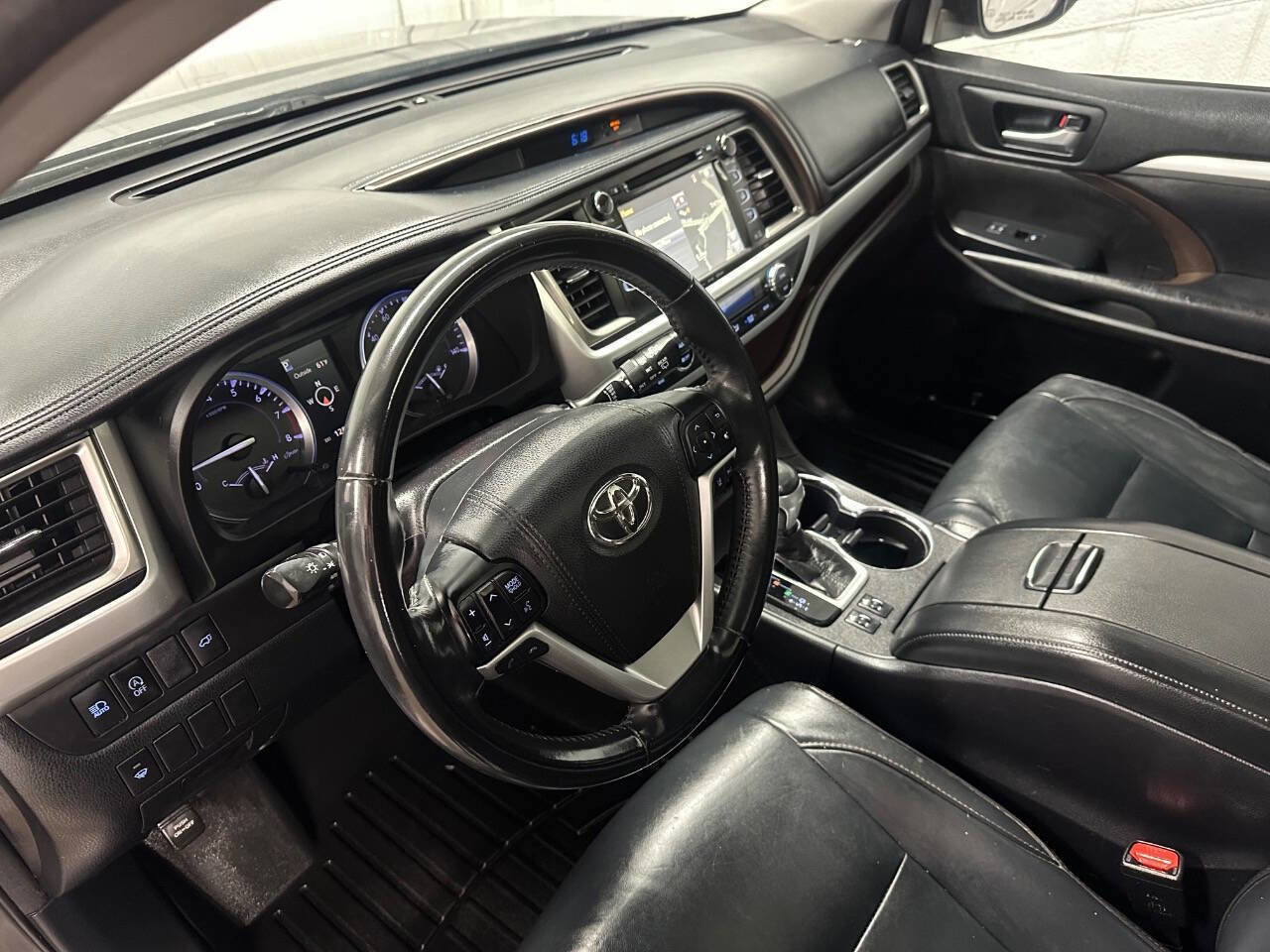 Used 2018 Toyota Highlander XLE image 25