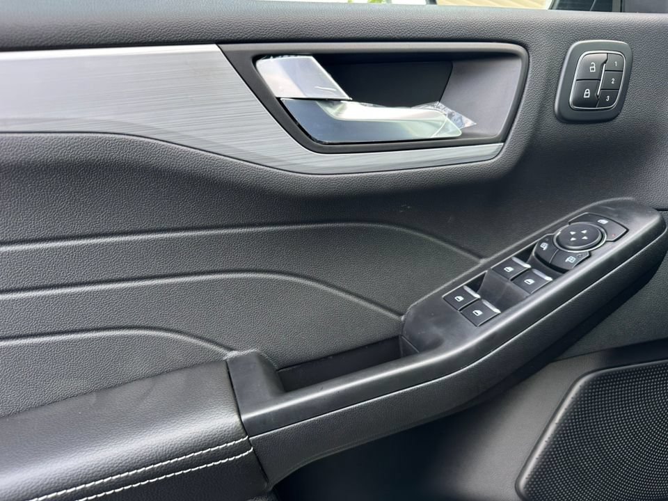 New 2025 Ford Escape SE w/ PHEV Premium Package FWD image 34