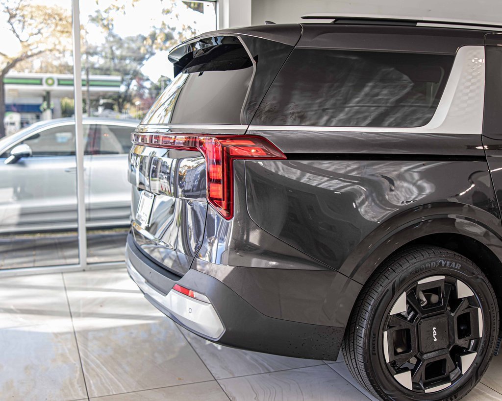 Used 2025 Kia Carnival EX image 12