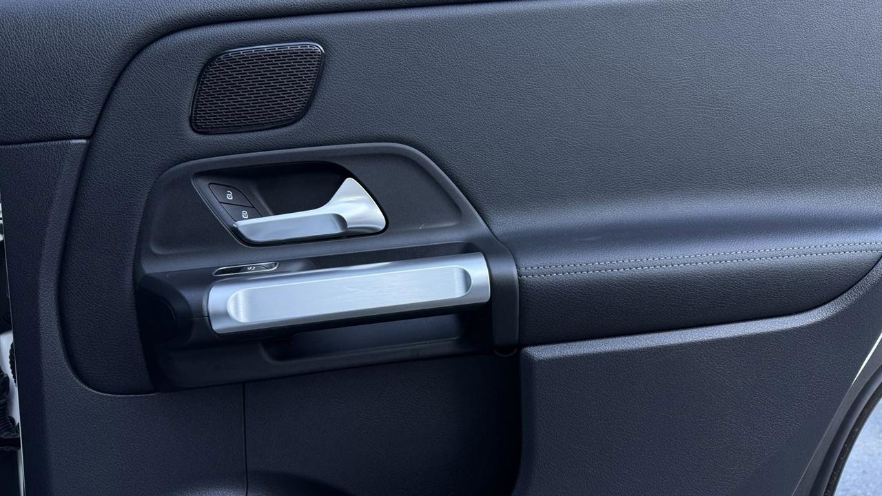 Used 2022 Mercedes-Benz EQB 300 4MATIC image 21