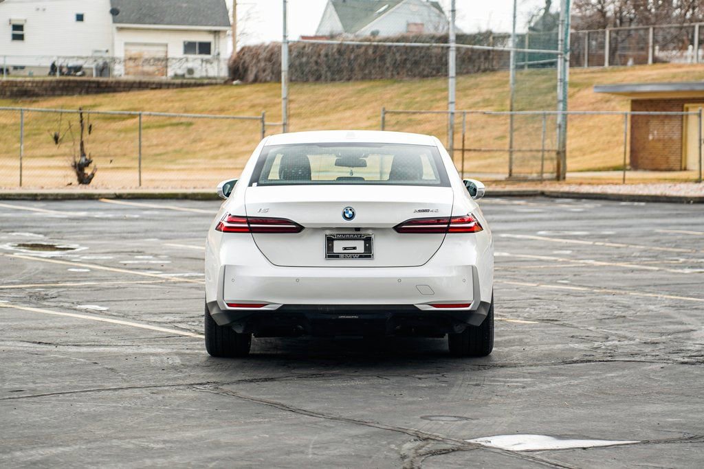 Used 2025 BMW i5 xDrive40 w/ Premium Package image 6