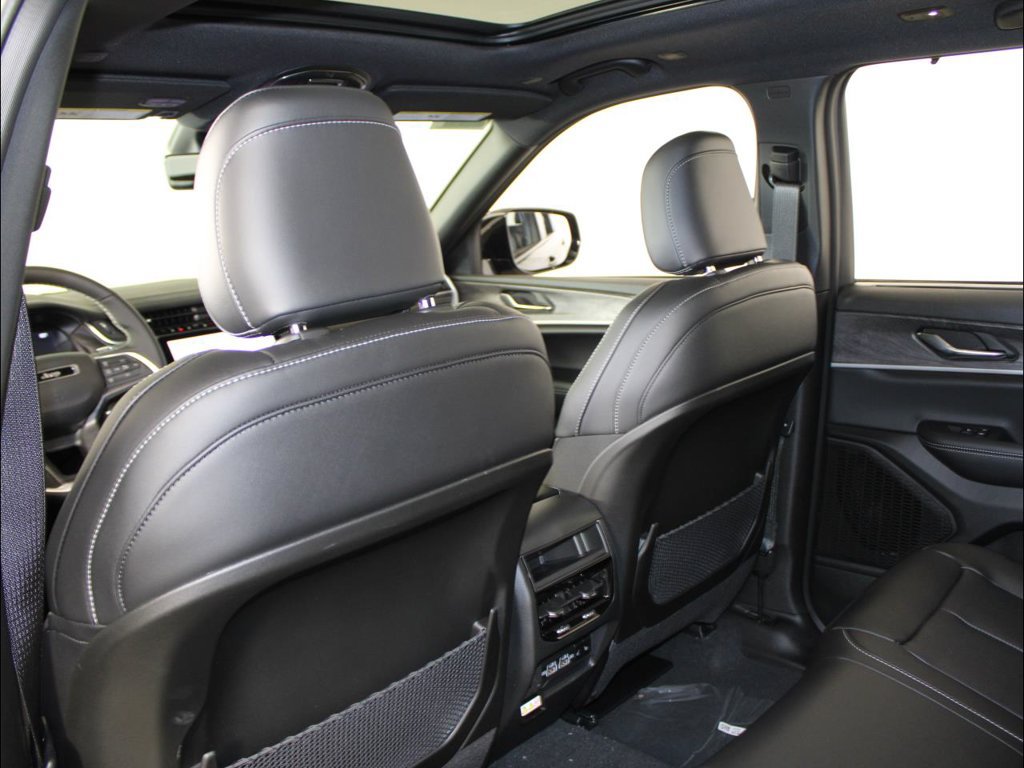 New 2025 Jeep Grand Cherokee Limited w/ Luxury Tech Group II RWD image 28