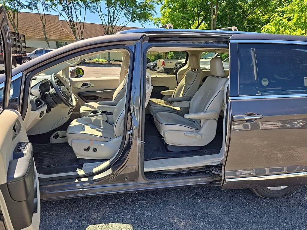 Used 2017 Chrysler Pacifica Platinum FWD image 11