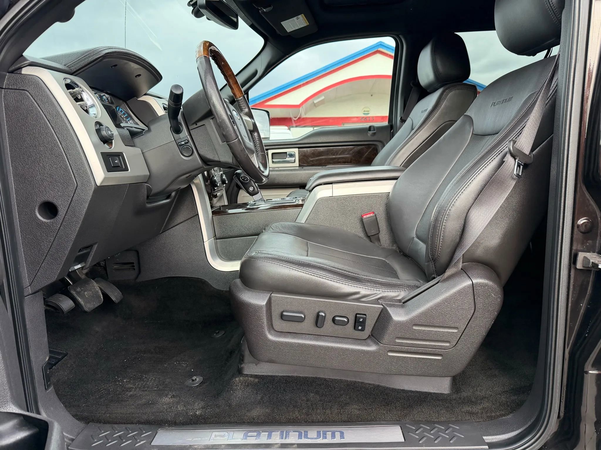 Used 2014 Ford F150 Platinum image 9
