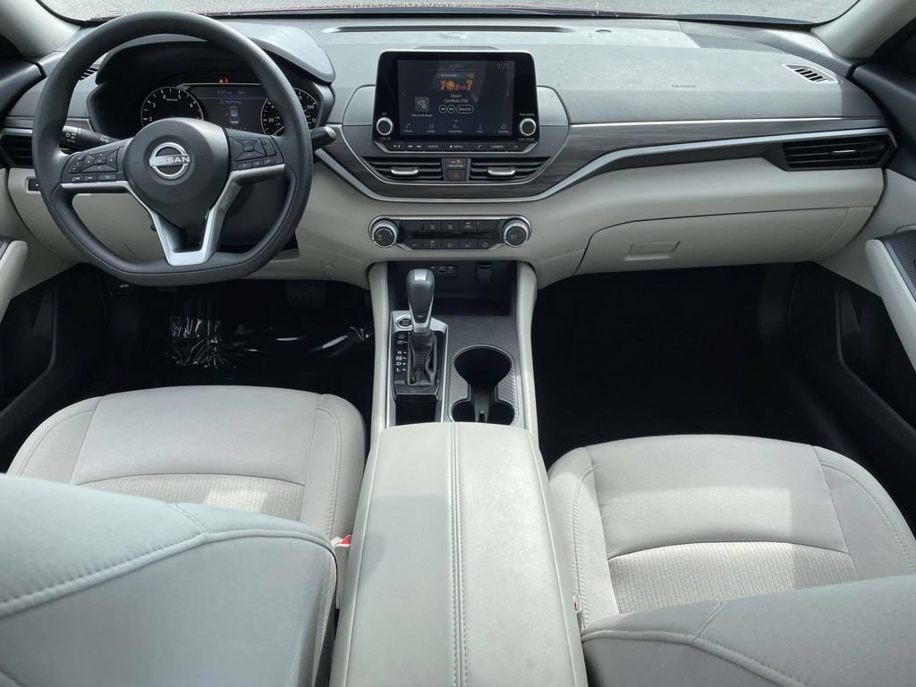 Used 2025 Nissan Altima 2.5 SV FWD image 13