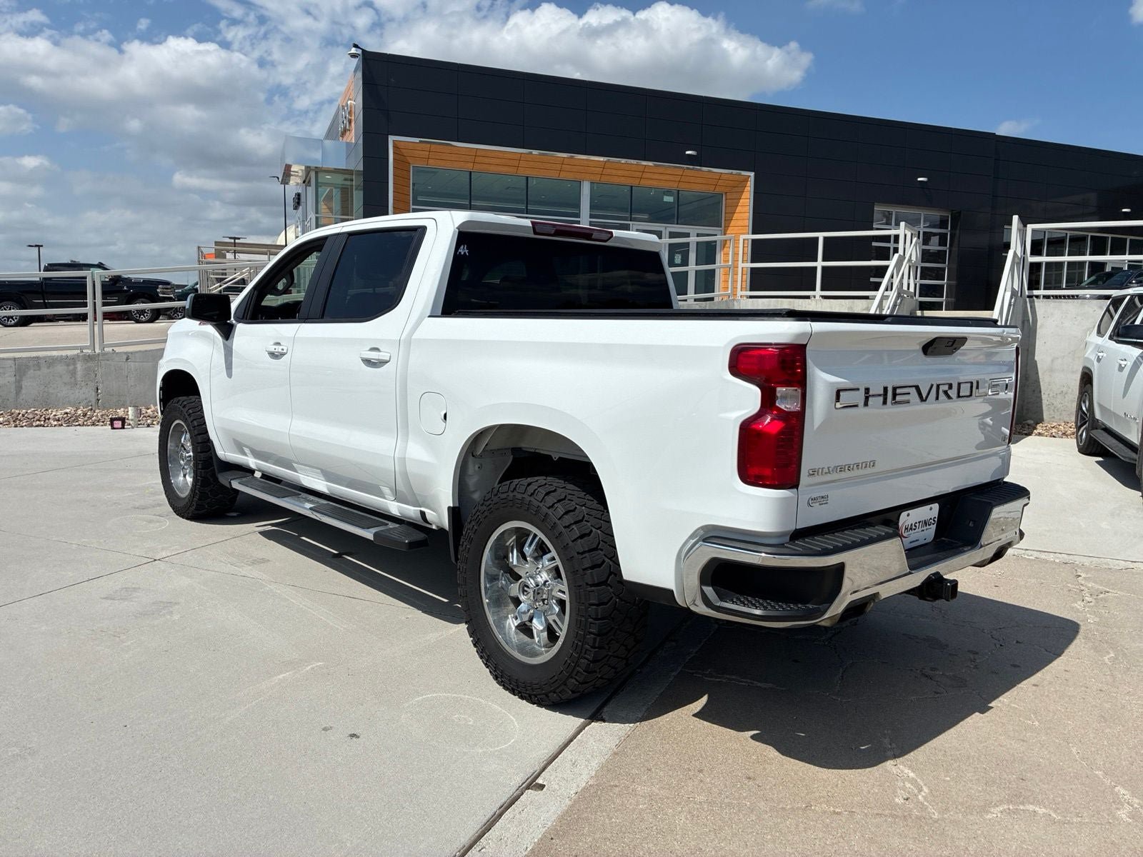 Used 2022 Chevrolet Silverado 1500 LT w/ Z71 Off-Road Package AWD/4WD image 3