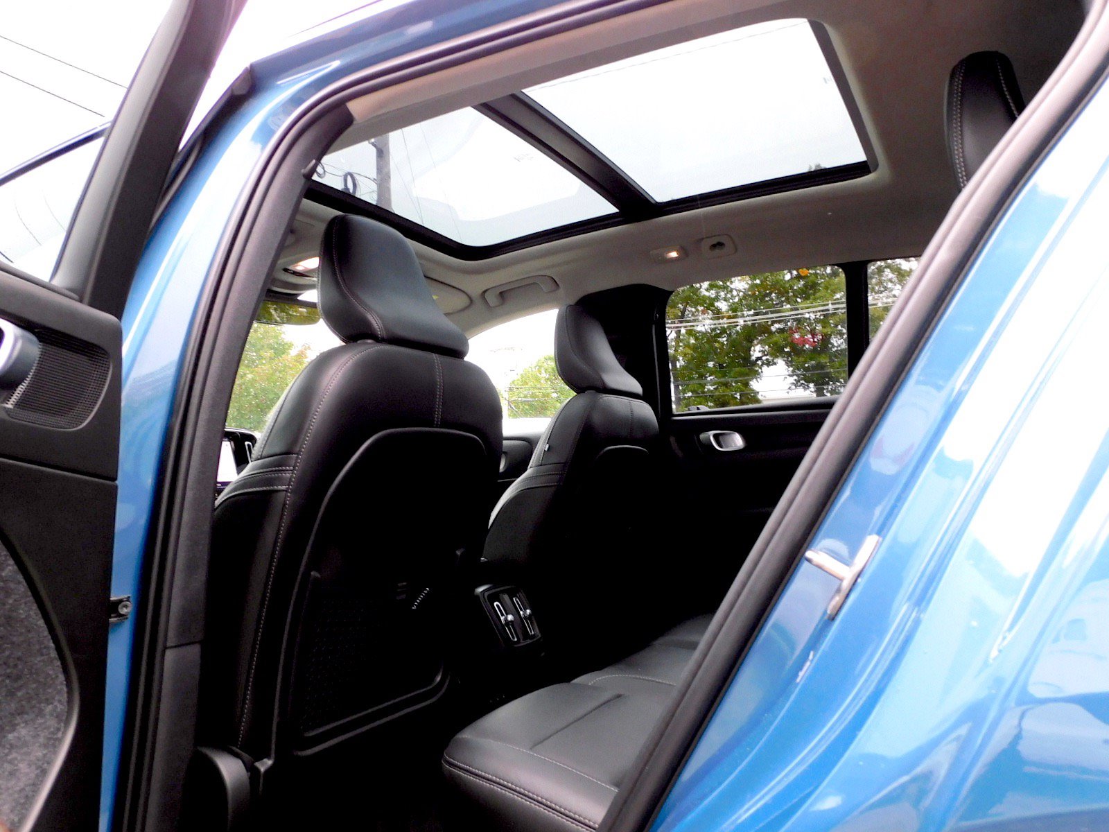 Used 2024 Volvo XC40 B5 Plus AWD/4WD image 15