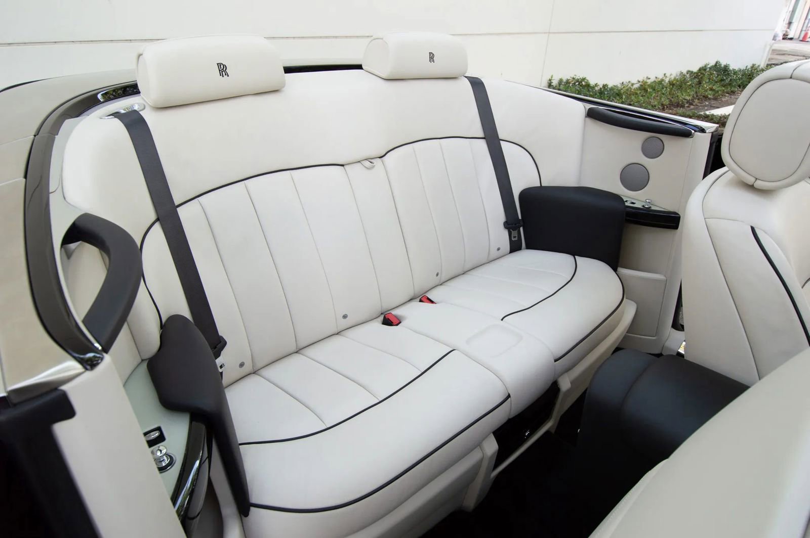 Used 2016 Rolls-Royce Phantom Drophead Coupe image 9