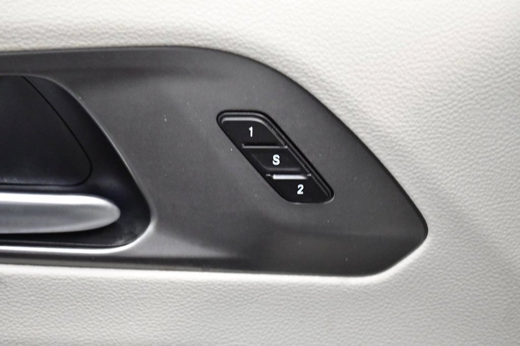 Used 2024 Chrysler Pacifica Touring-L FWD image 11