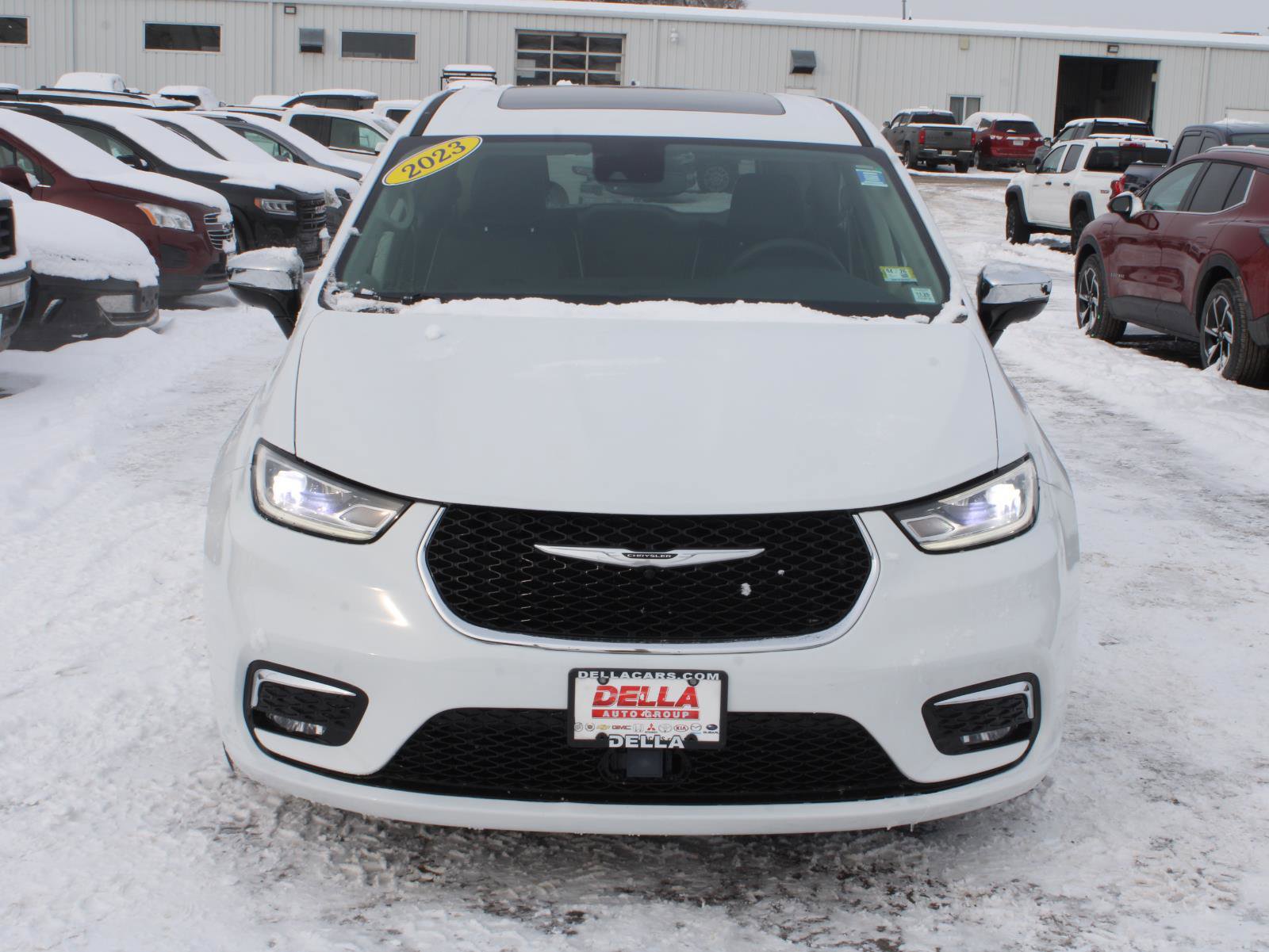 Used 2023 Chrysler Pacifica Limited image 2