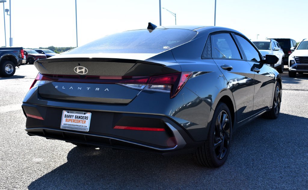 New 2026 Hyundai Elantra SEL Sport FWD image 3