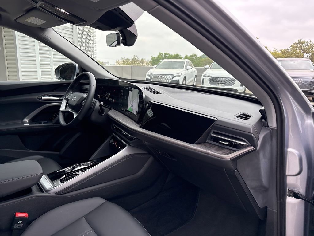 Used 2025 Audi Q5 Premium w/ Convenience Package image 15