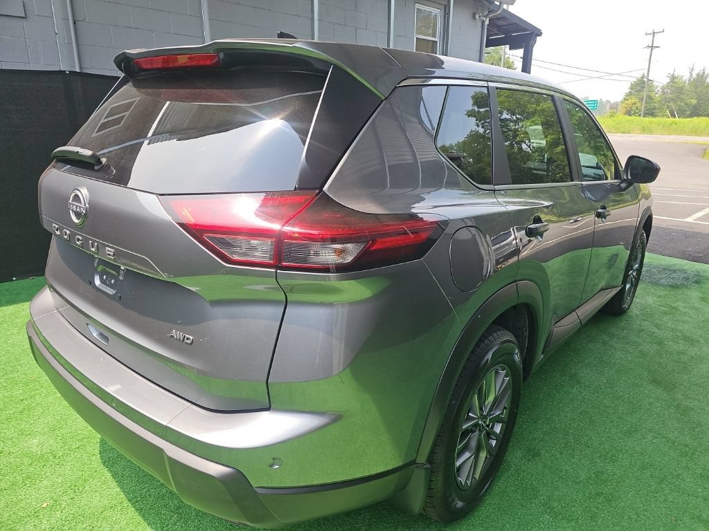 Used 2024 Nissan Rogue S AWD/4WD image 3