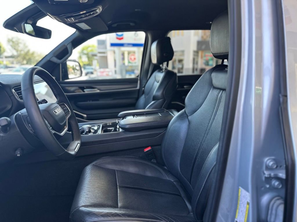 Used 2024 Jeep Wagoneer Series II w/ Flexible Seating Group image 5