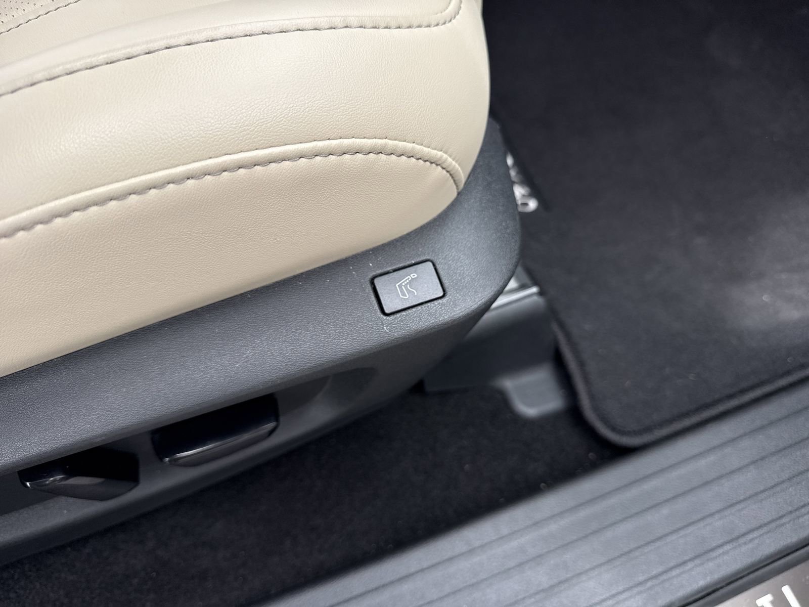 Used 2025 INFINITI QX60 Sensory image 40