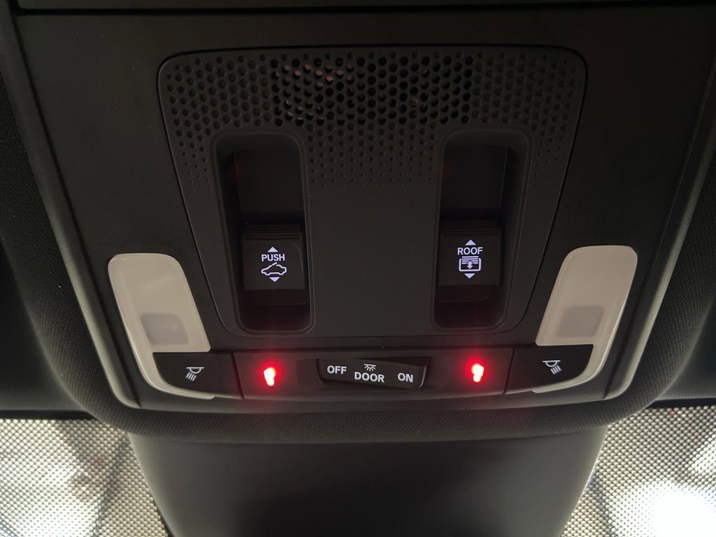 Used 2025 Honda Pilot Black Edition image 27