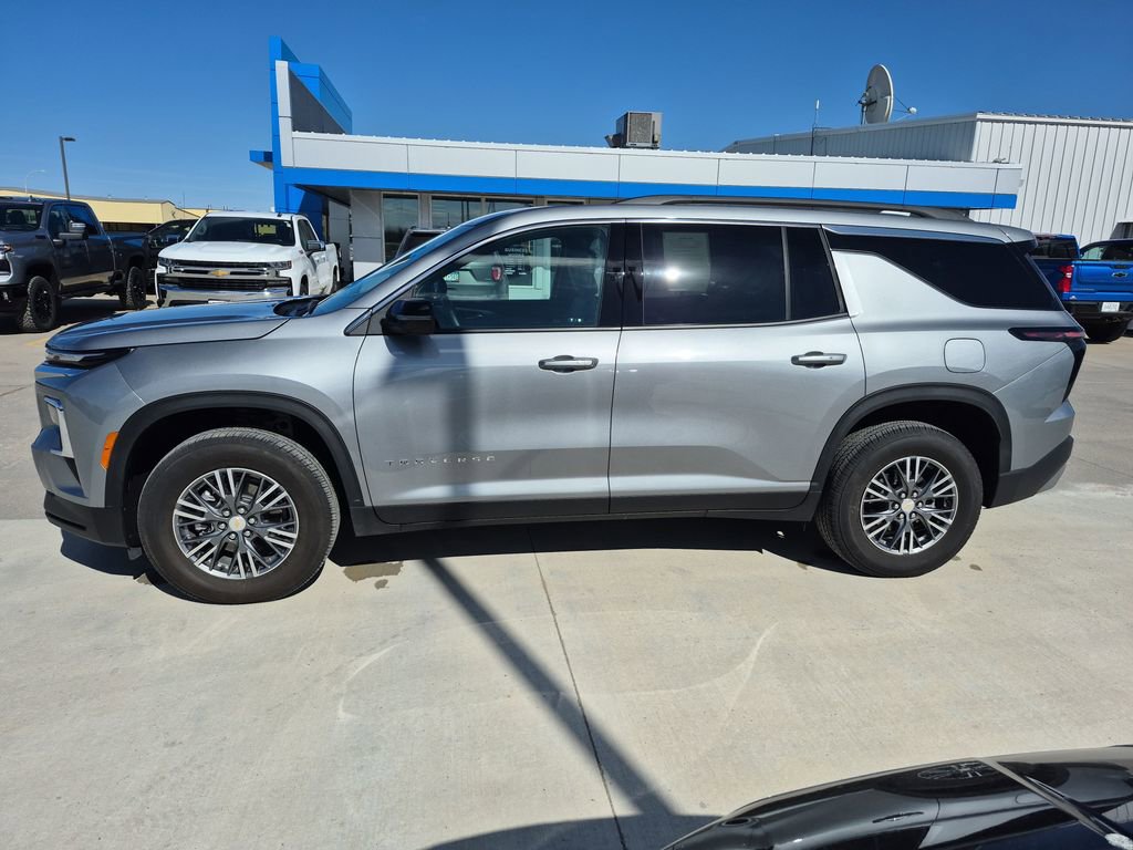 Used 2025 Chevrolet Traverse LT AWD/4WD image 2