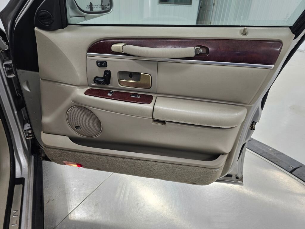 Used 2005 Lincoln Town Car Signature Limited image 32