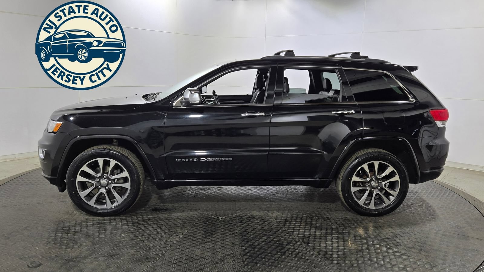 Used 2017 Jeep Grand Cherokee Overland AWD/4WD image 4