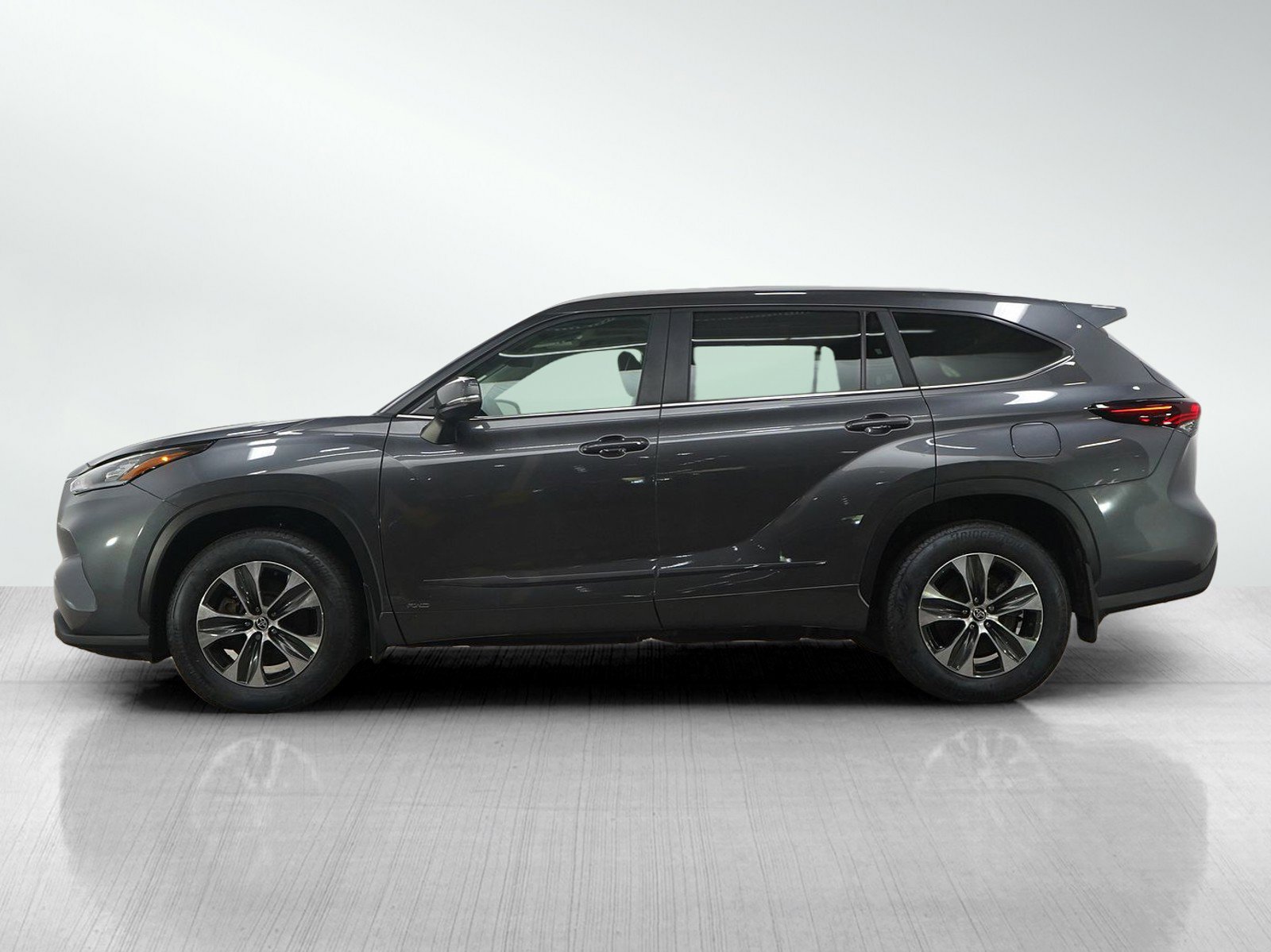 Used 2025 Toyota Highlander XLE AWD/4WD image 2