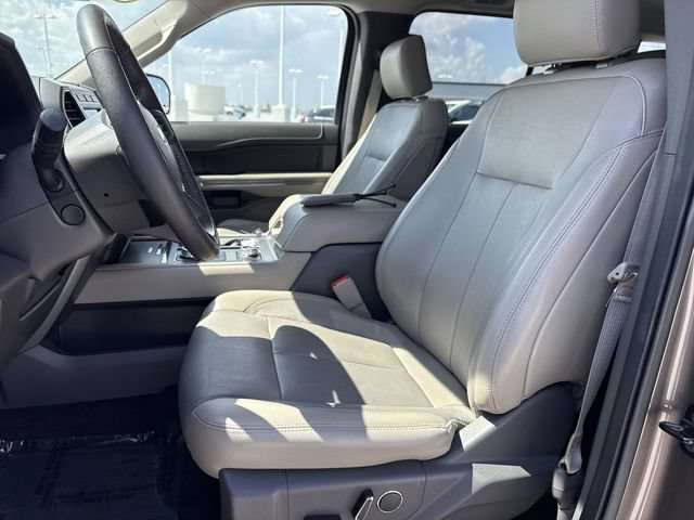 Used 2018 Ford Expedition XLT w/ Equipment Group 202A AWD/4WD image 11