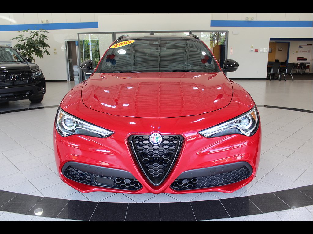 Used 2022 Alfa Romeo Stelvio Veloce AWD/4WD image 2