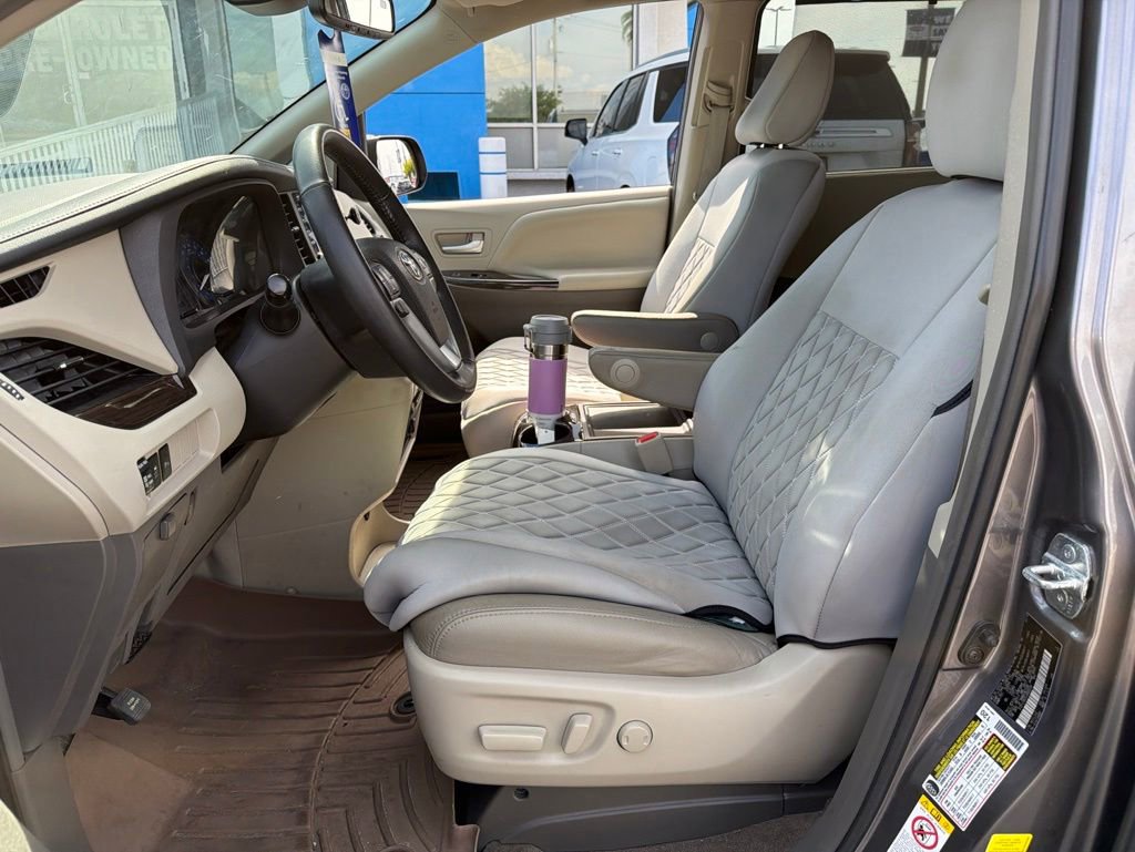 Used 2018 Toyota Sienna XLE w/ XLE Navigation Package FWD image 12