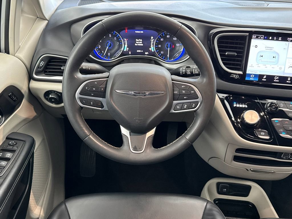 Used 2023 Chrysler Pacifica Touring-L image 13