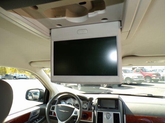 Used 2009 Chrysler Town & Country Touring image 14