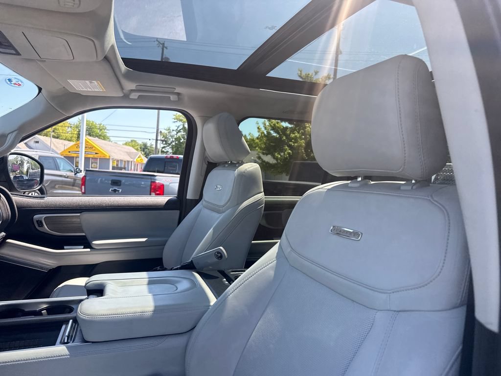 Used 2025 Ford Expedition Platinum w/ Driver's Package AWD/4WD image 29