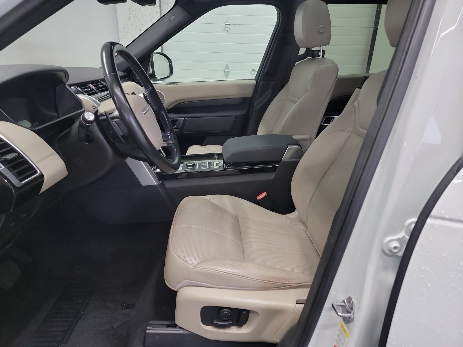 Used 2019 Land Rover Discovery HSE AWD/4WD image 12
