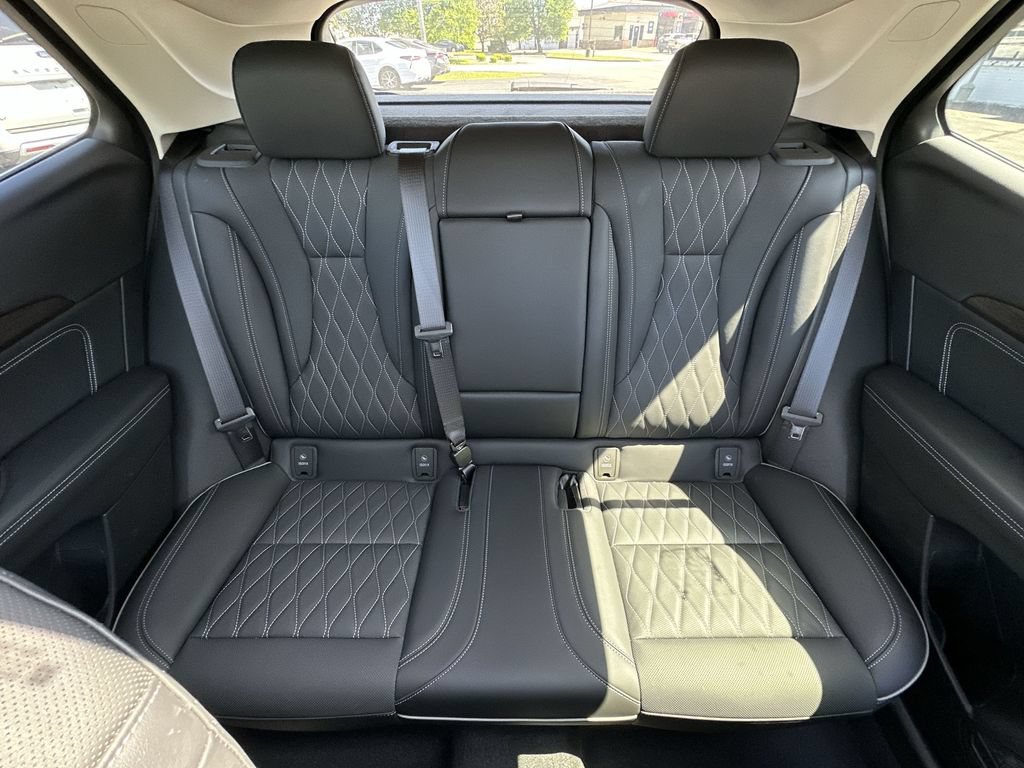 Used 2023 Buick Envision Avenir AWD/4WD image 23
