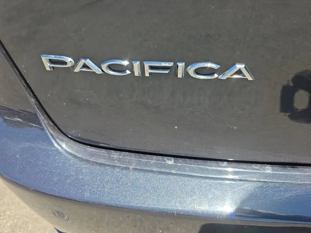 Used 2020 Chrysler Pacifica Touring-L FWD image 16