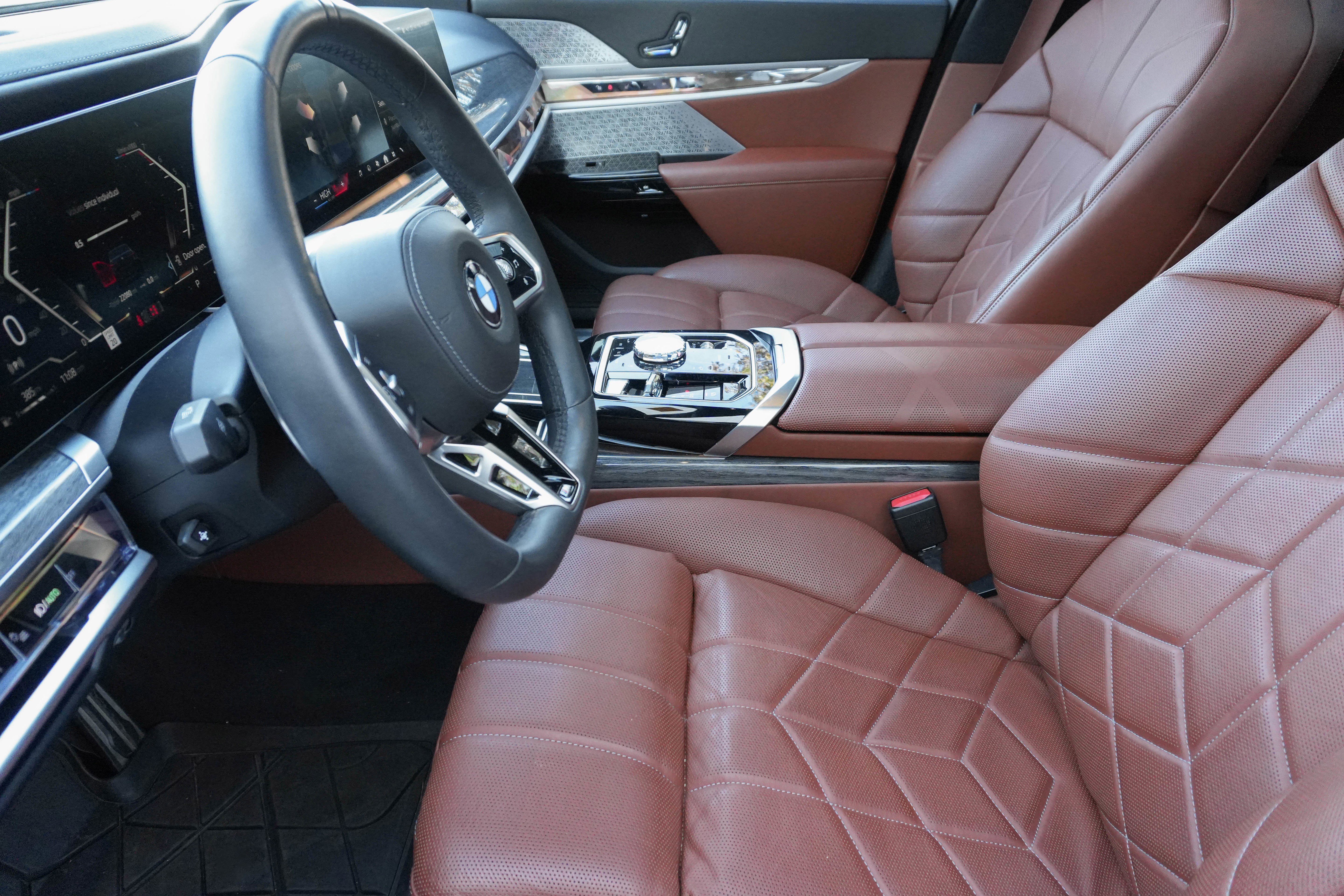 Certified 2023 BMW 760i xDrive w/ Executive Package image 12