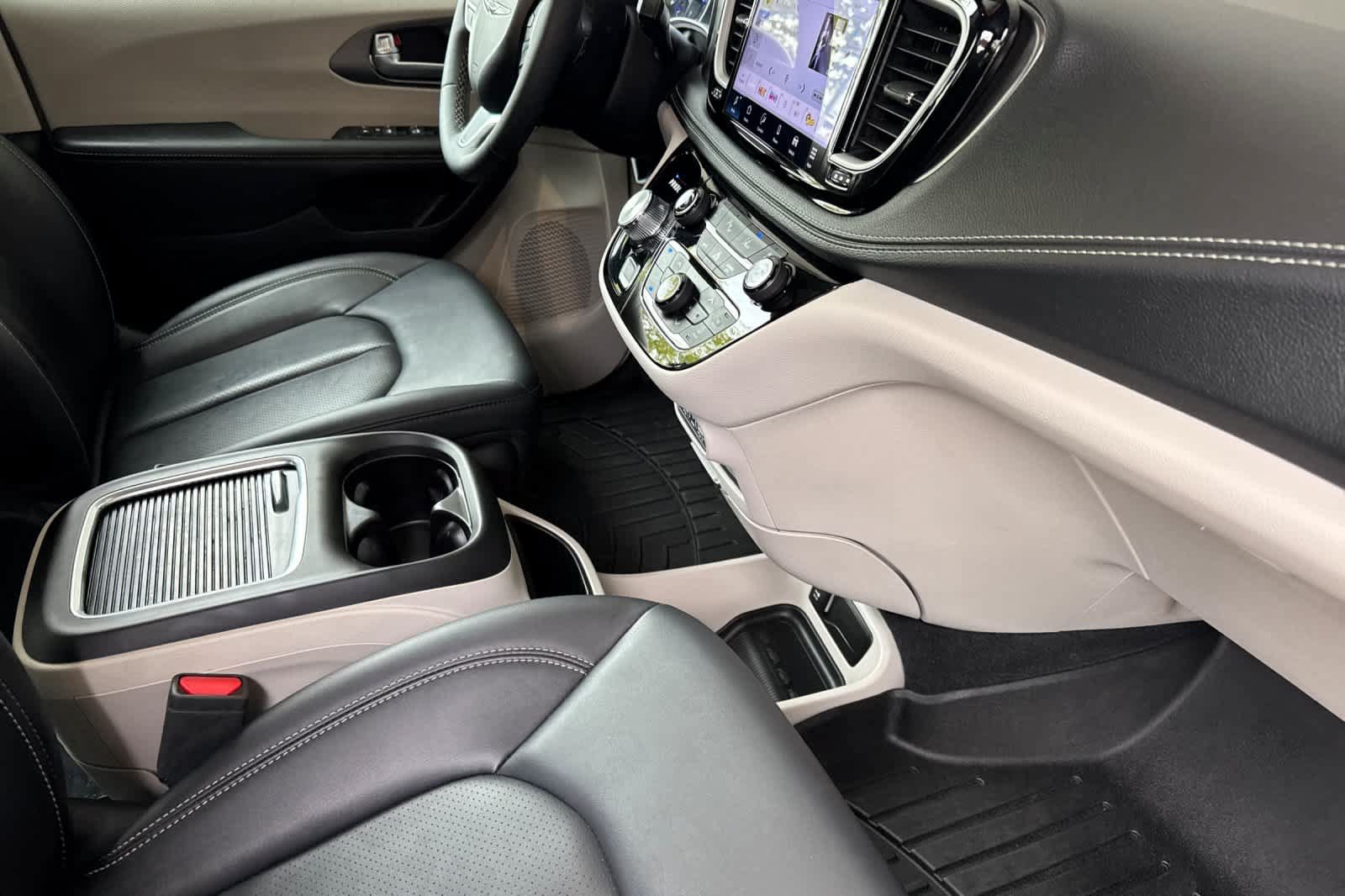 Used 2024 Chrysler Pacifica Touring-L FWD image 18