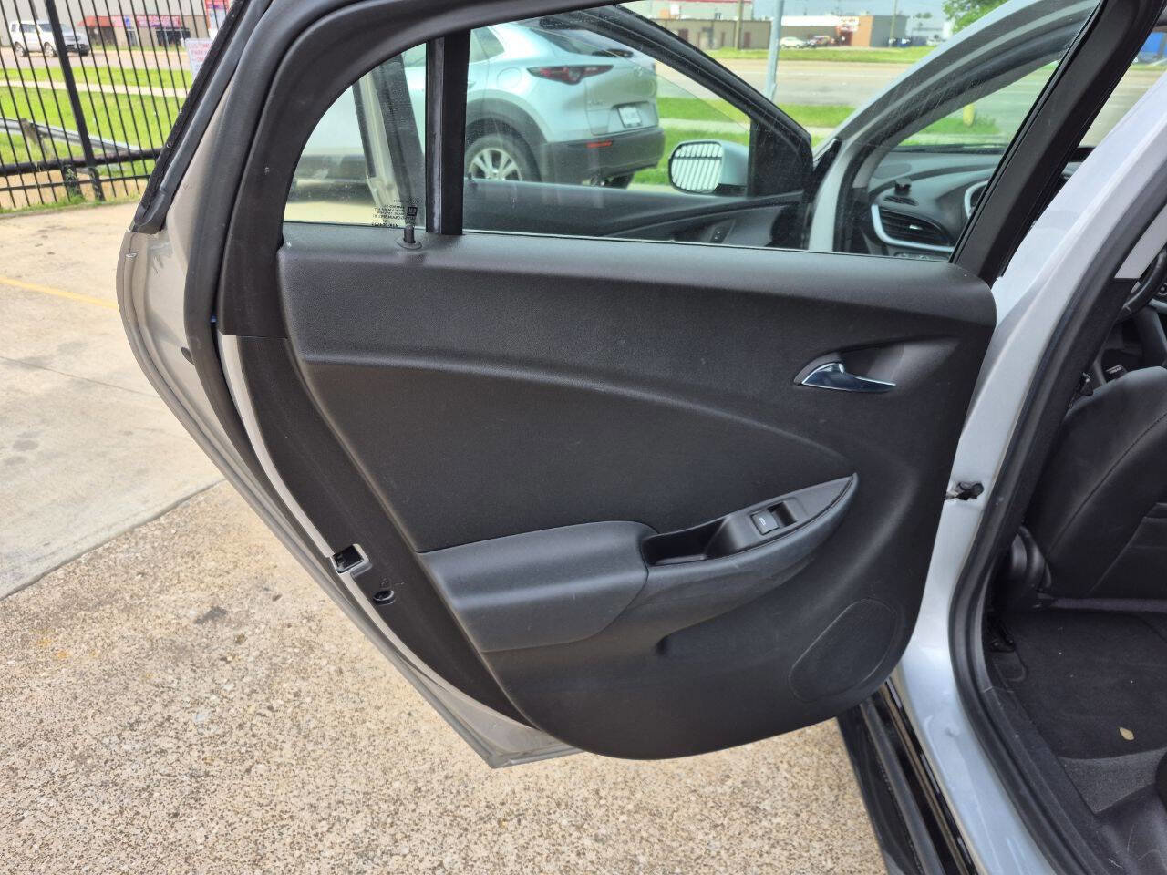 Used 2017 Chevrolet Volt LT w/ Comfort Package FWD image 12