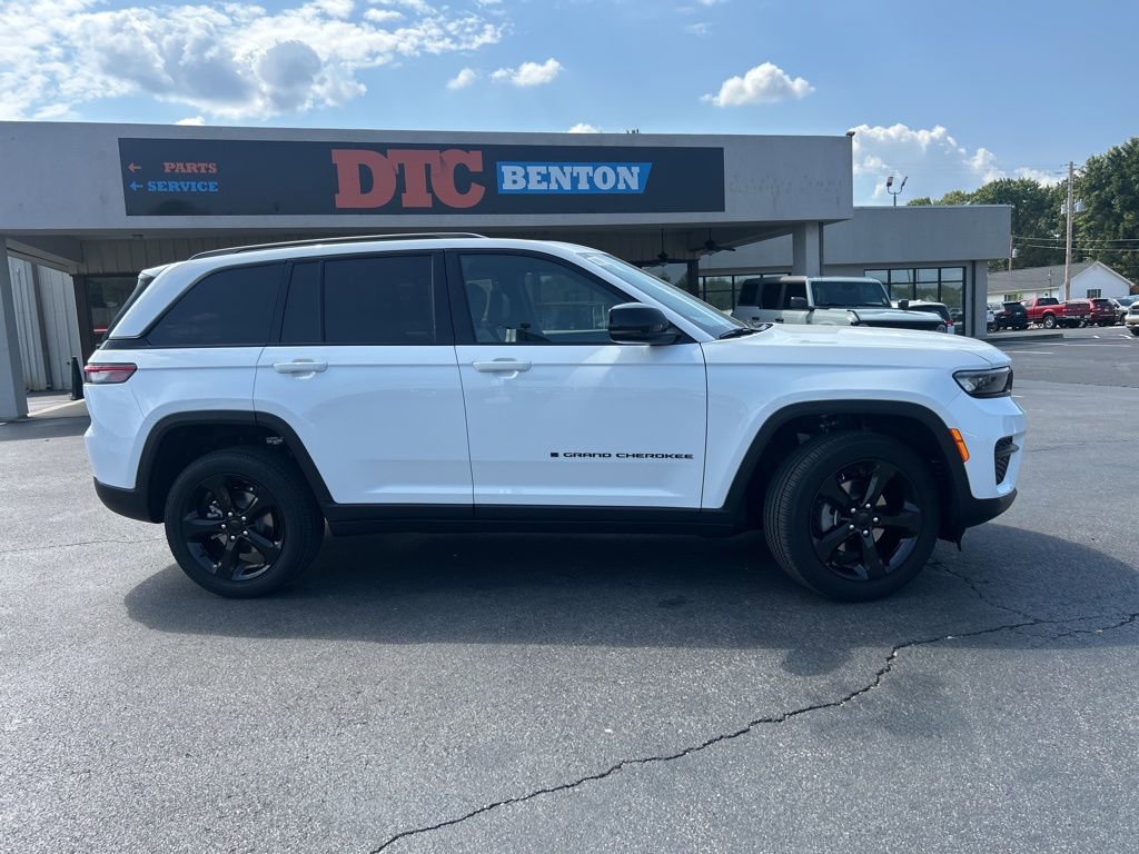 New 2025 Jeep Grand Cherokee Laredo image 2