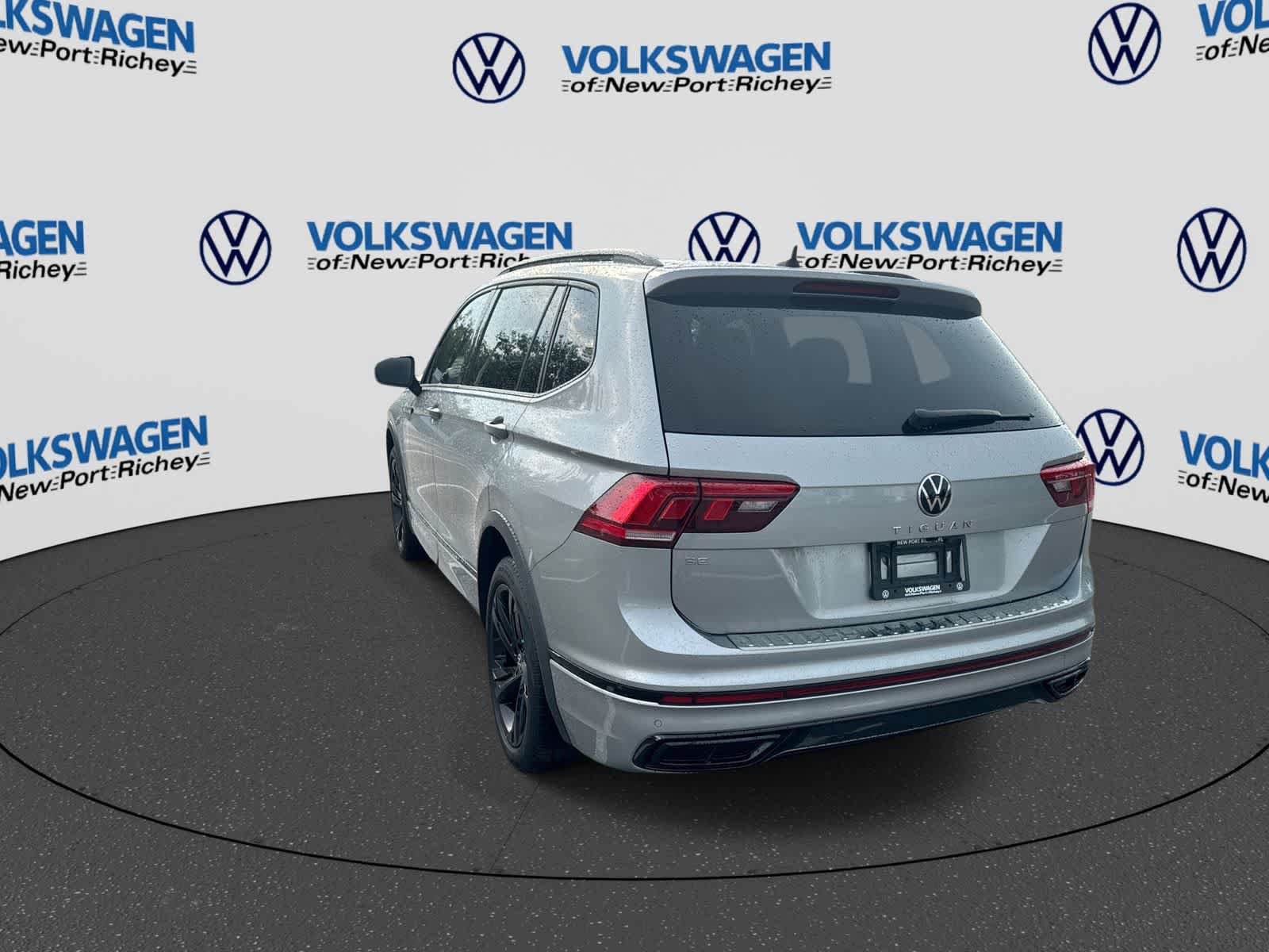 Used 2023 Volkswagen Tiguan SE R-Line FWD image 12