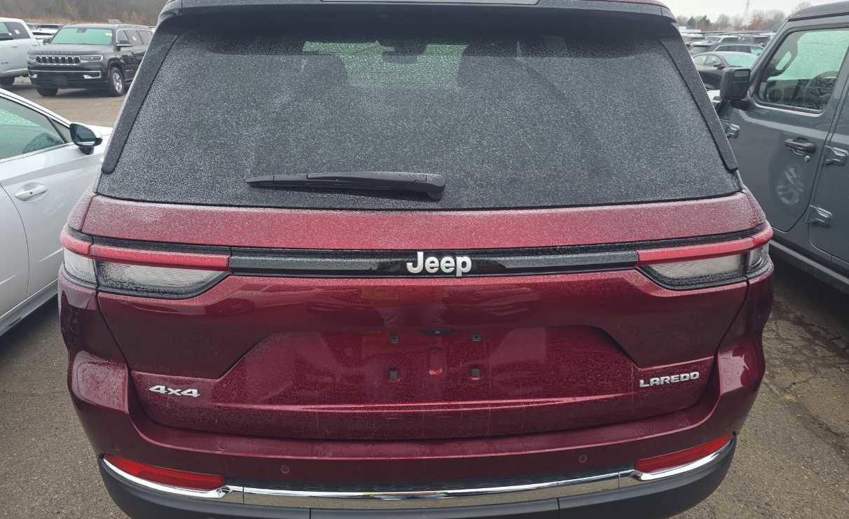 Used 2024 Jeep Grand Cherokee Laredo image 7