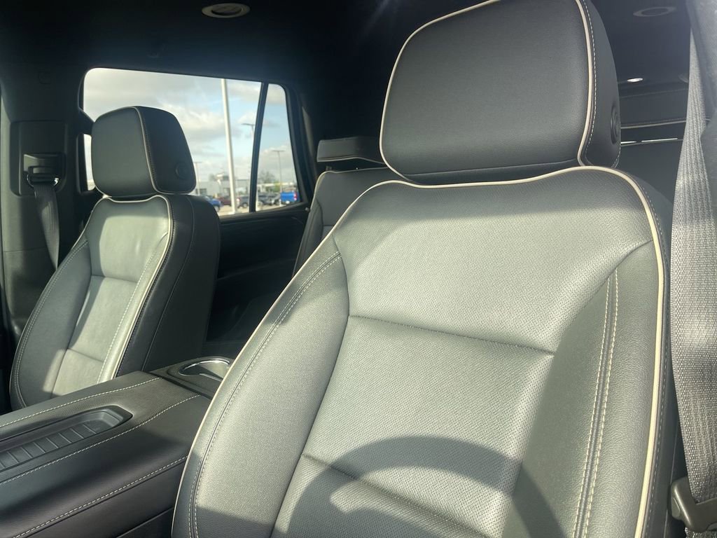 Used 2024 GMC Yukon SLT w/ SLT Luxury Package image 7