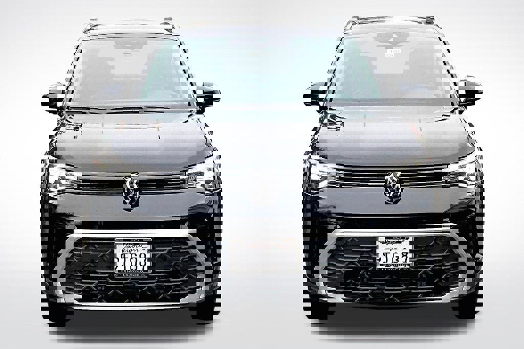 Certified 2025 Volkswagen Taos SE w/ Panoramic Sunroof Package image 2