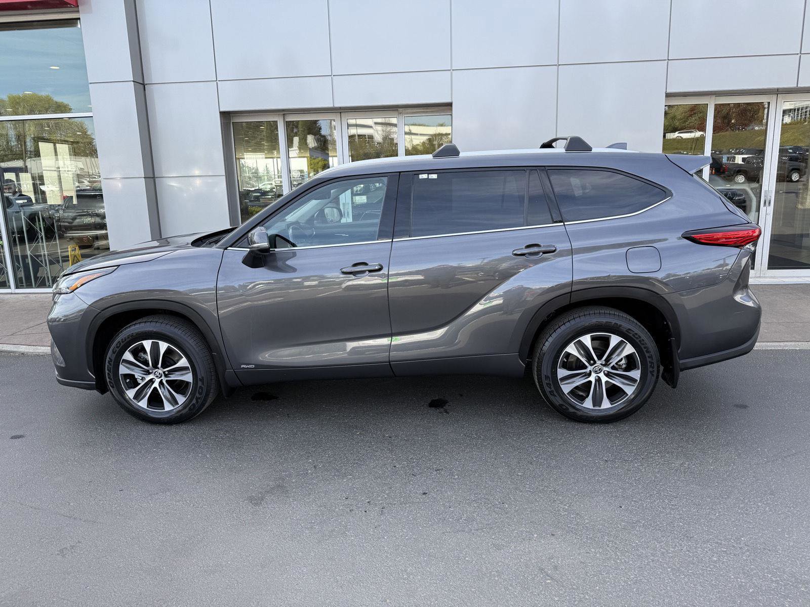 Used 2022 Toyota Highlander XLE AWD/4WD image 3